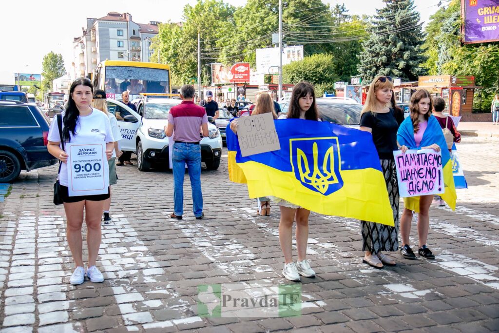 Мітинг із прапорами України на вулиці міста.