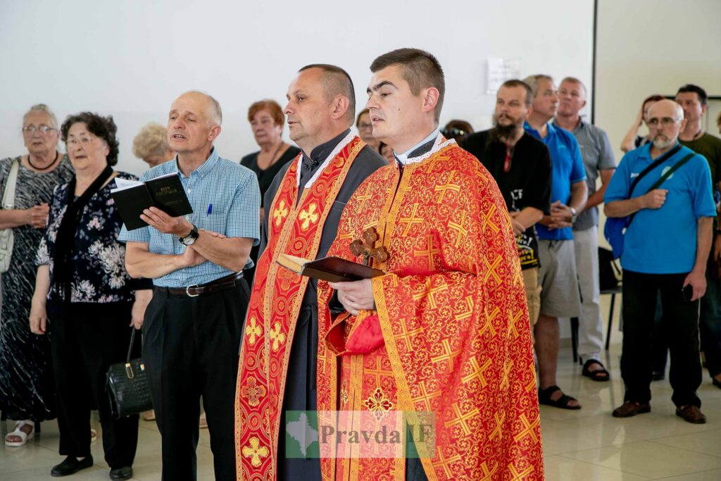 Церковна служба з людьми у храмі.