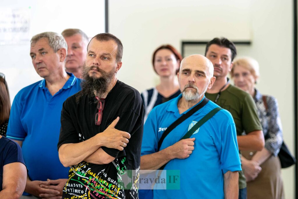 Люди на громадському зібранні в приміщенні