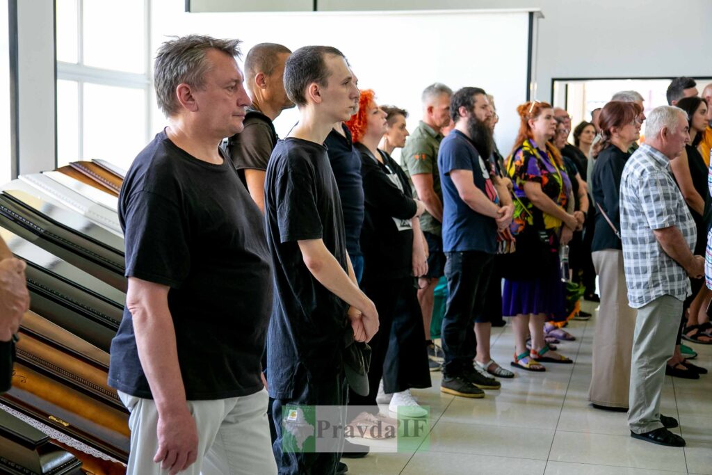 Люди стоять у черзі в приміщенні