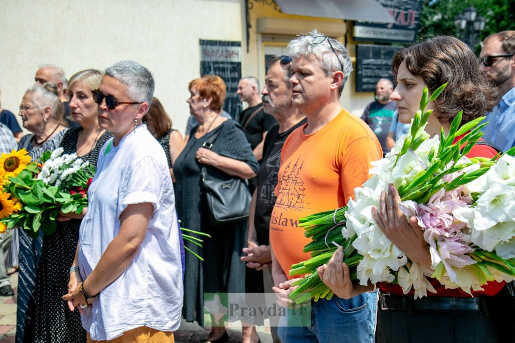 Люди на заході з квітами на вулиці