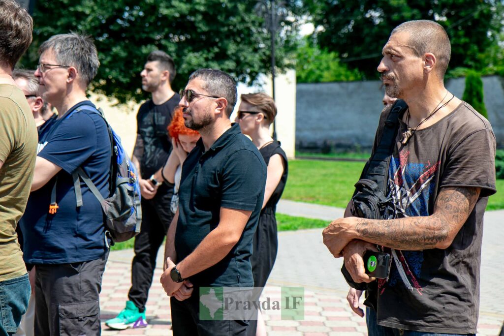 Група людей на вулиці під сонцем.