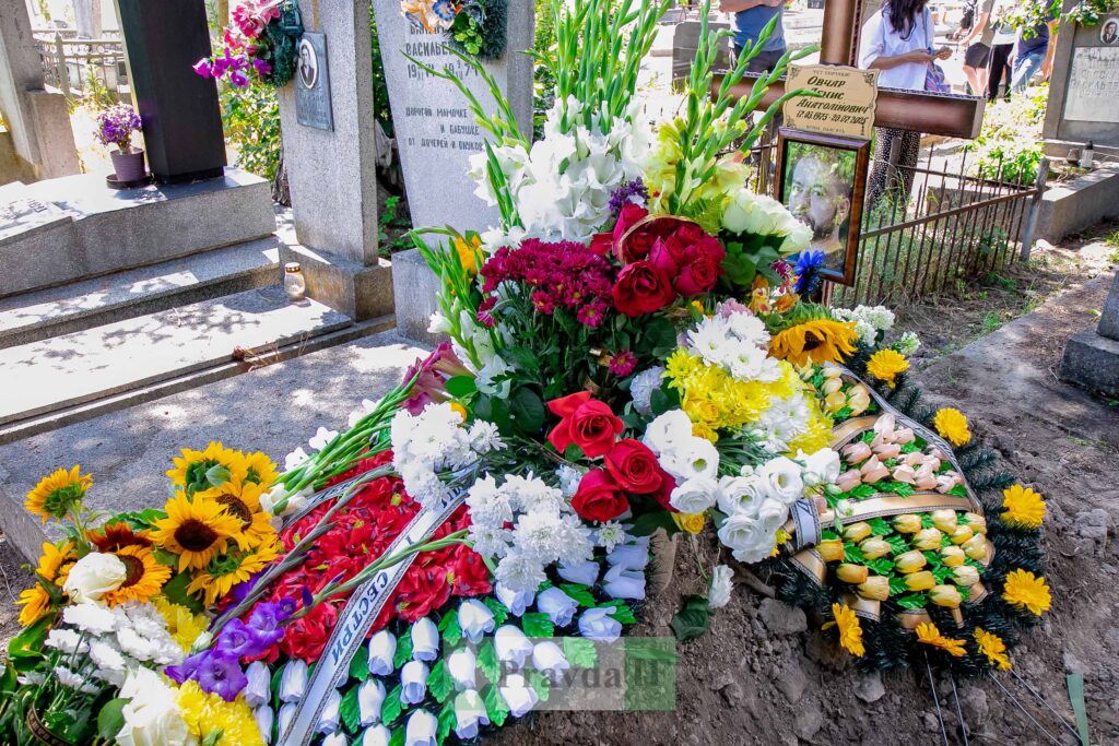Квіти на могилі на кладовищі