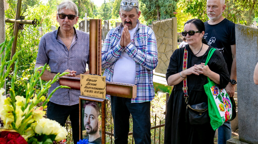 У Франківську попрощалися з відомим медіахудожником Денисом Овчаром ФОТО