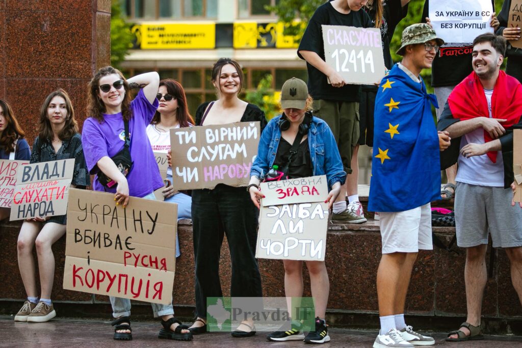 Протест з плакатами проти корупції в Україні.