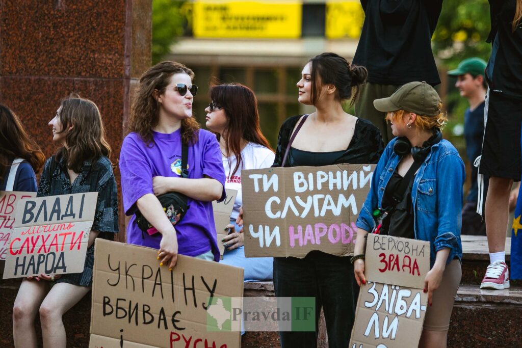 Протестувальники з плакатами на мітингу в Україні.