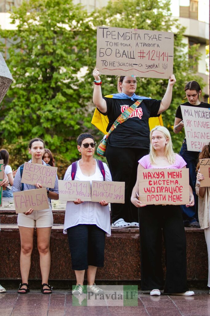 Протест проти диктатури, люди з плакатами.