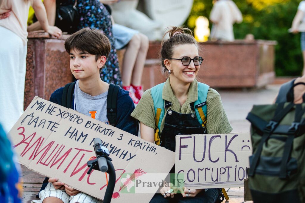 Протест проти корупції, плакати на вулиці.