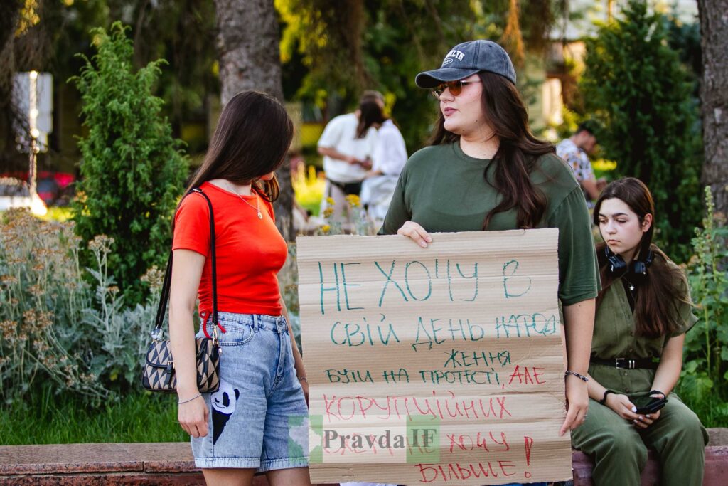 Протест проти корупції, дві жінки з плакатом.
