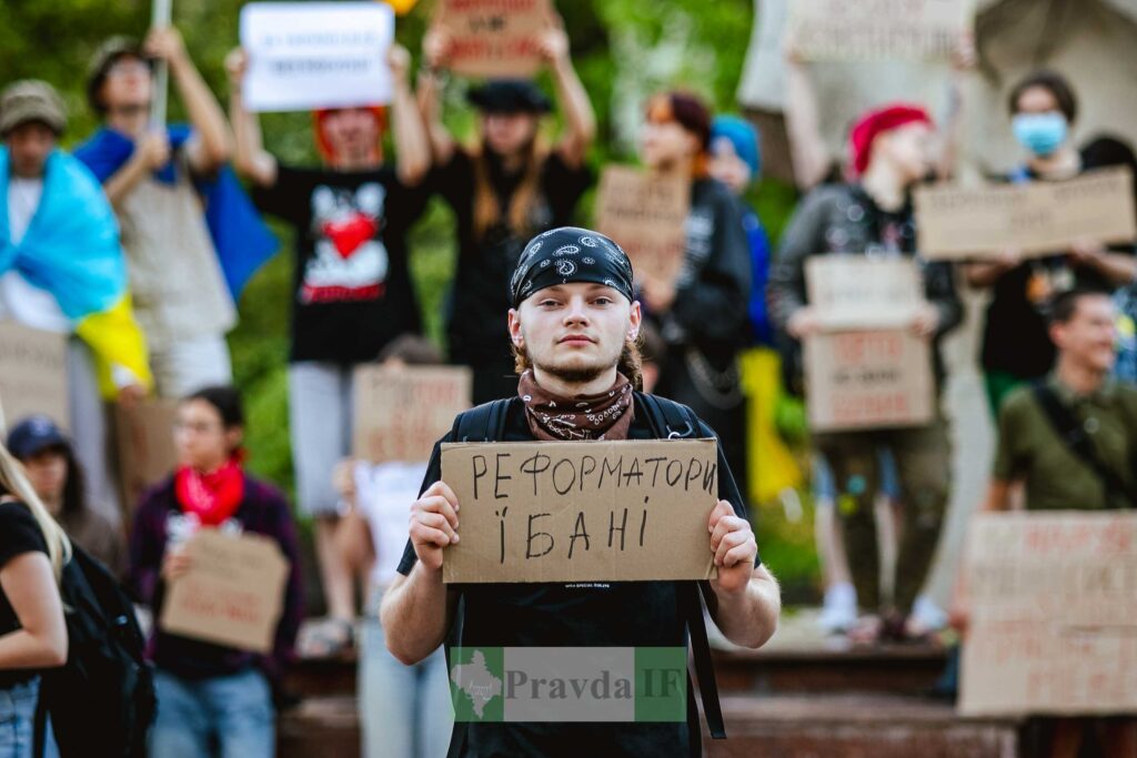 Протест із плакатами на фоні природи