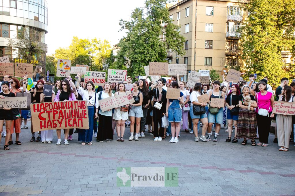 Протестна акція з плакатами на вулиці України.
