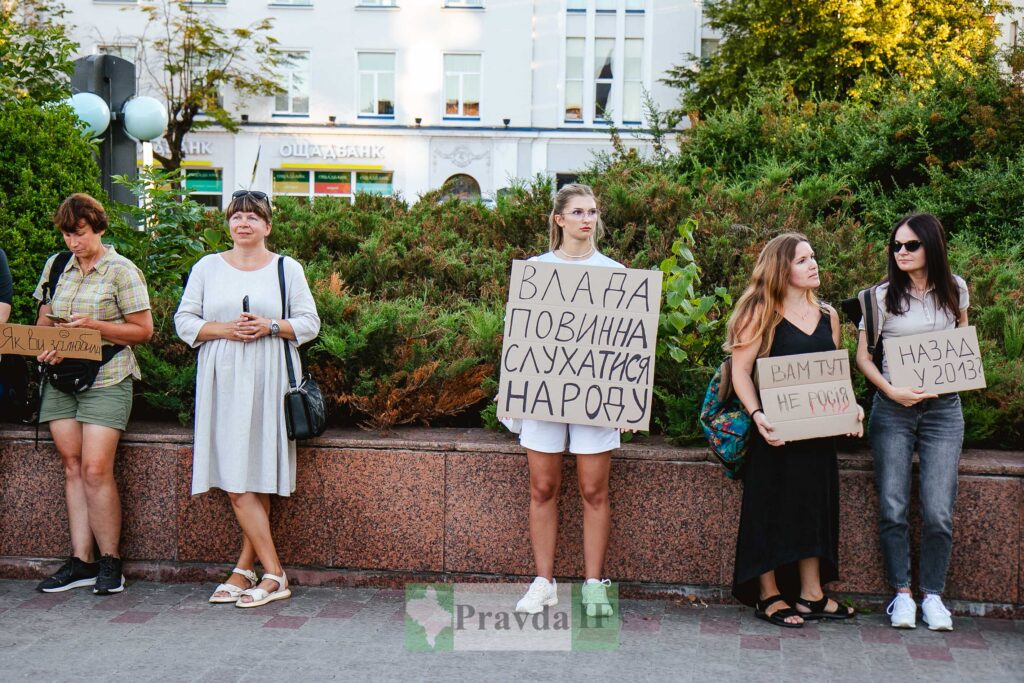 Люди тримають плакати на мітингу.