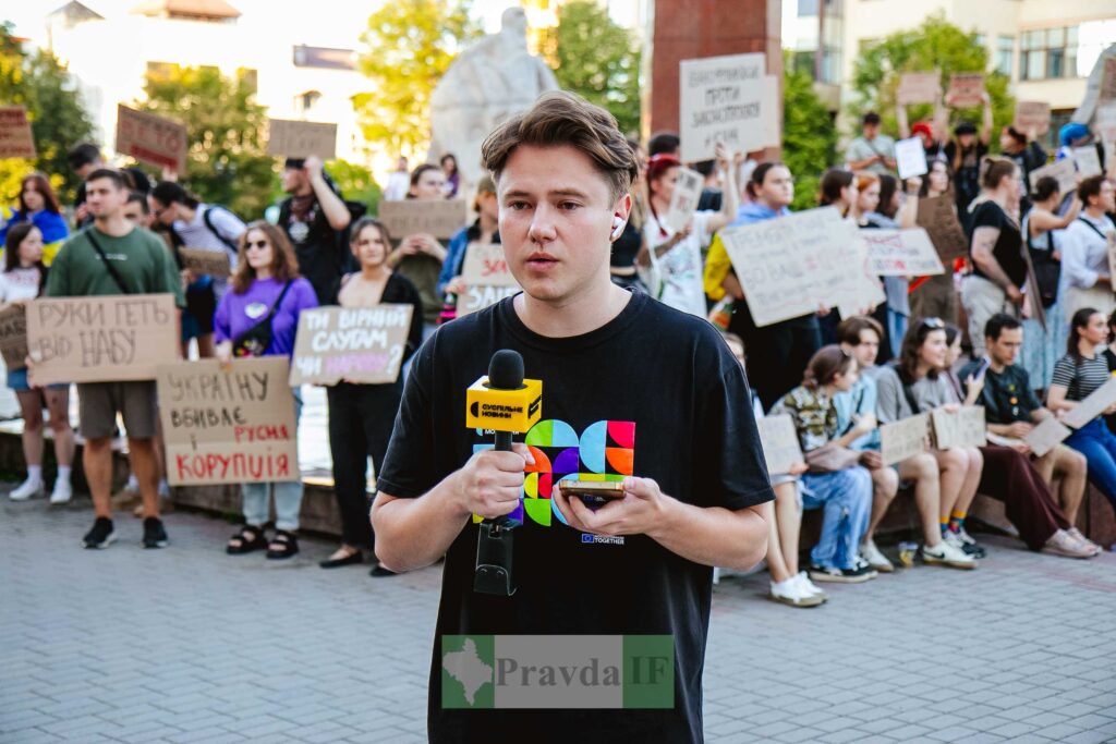 Мітинг з плакатами проти корупції на вулиці.