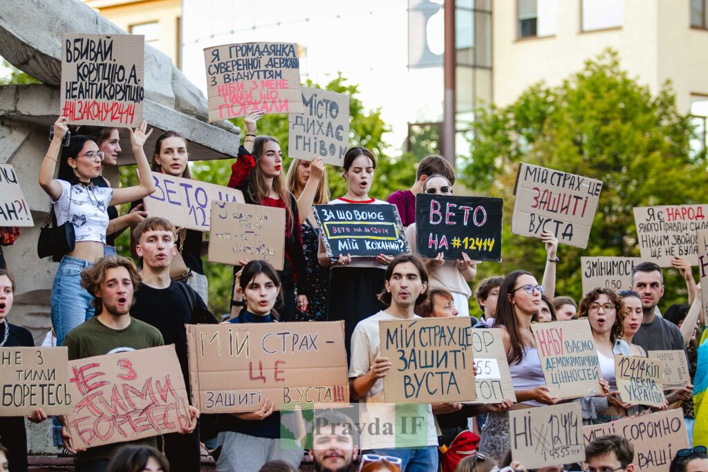 Протестувальники з плакатами на мітингу в Україні.