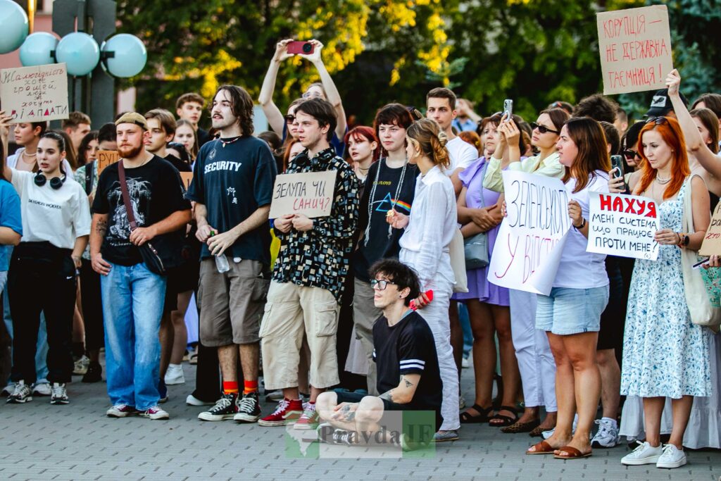 Протестна акція з плакатами у місті