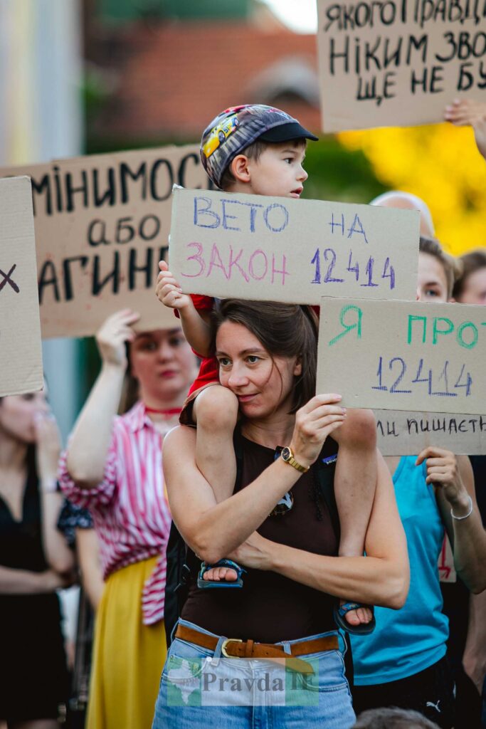 Люди з плакатами протестують проти закону 12414.