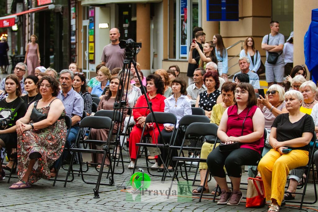 Люди на відкритому заході з камерою.