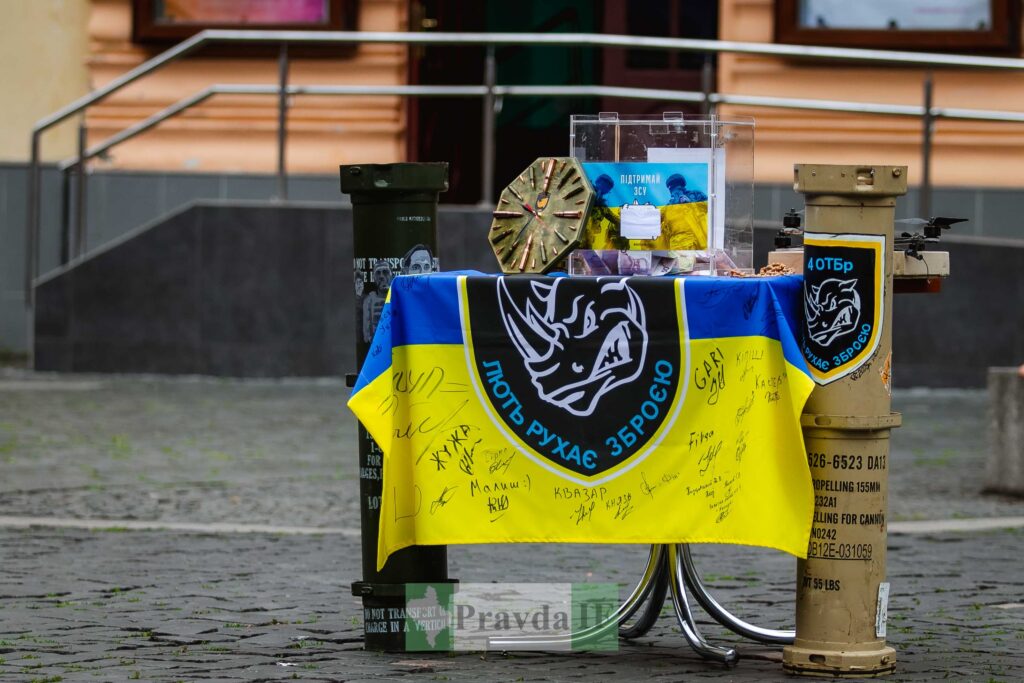 Стіл із прапором України та ящиком для пожертвувань