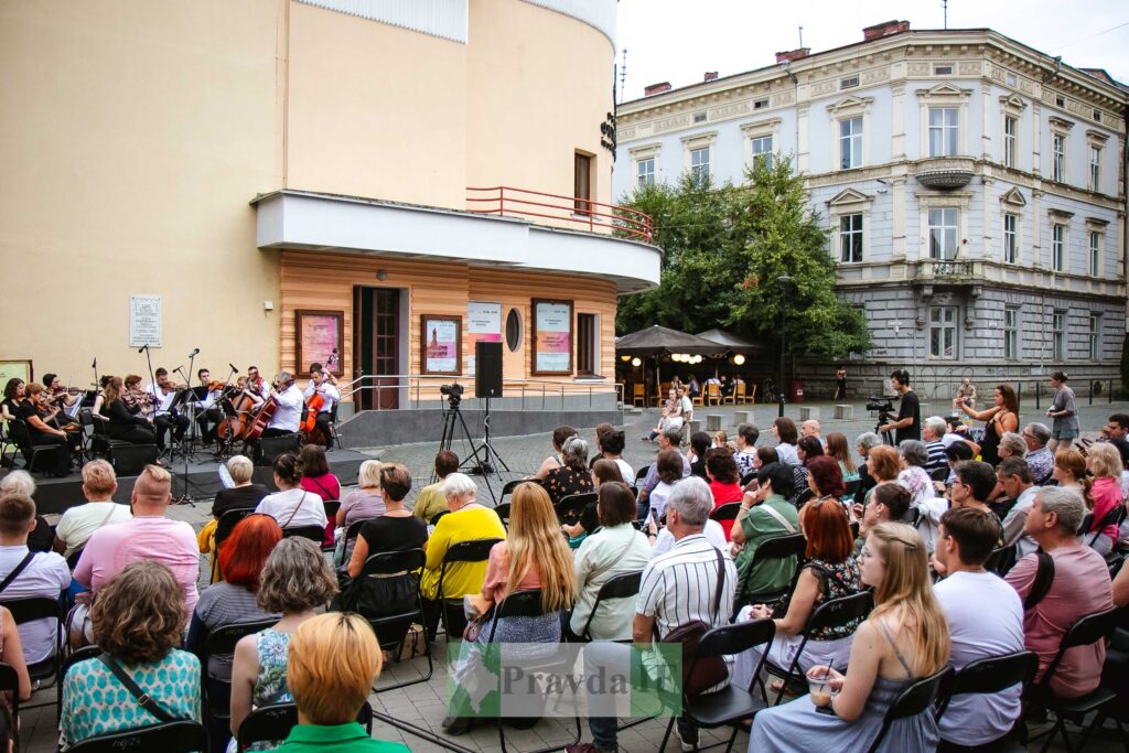 Концерт класичної музики просто неба на площі