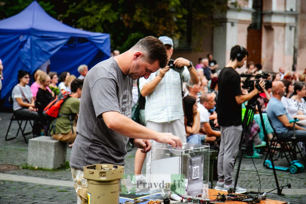 Люди на вулиці під час заходу