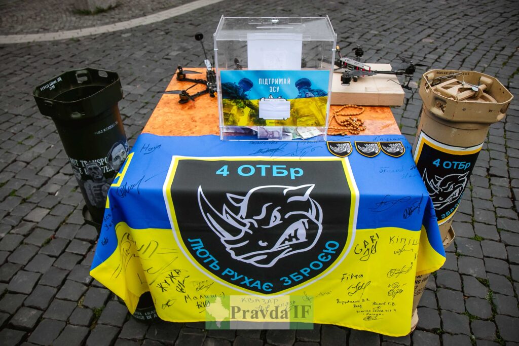 Стіл зі збором пожертв для ЗСУ на вулиці.