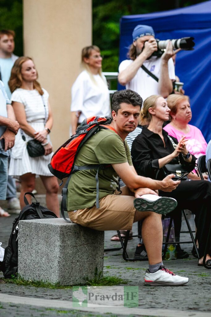 Людей на вулиці під час заходу, чоловік з камерою.