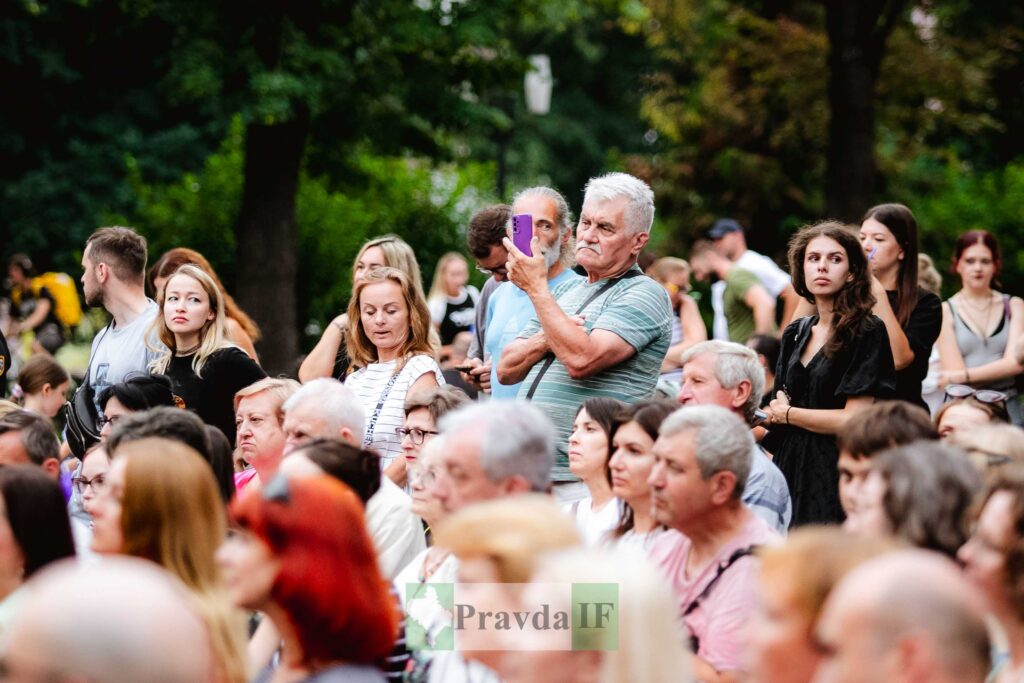 Люди на вулиці під час заходу на природі.