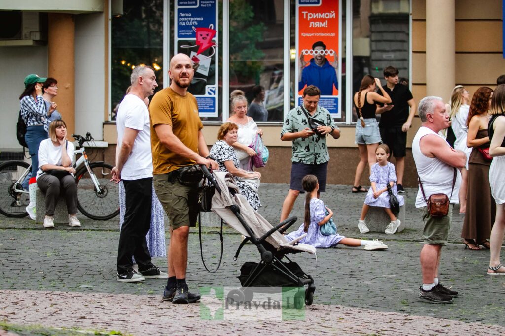 Люди на вулиці у центрі міста