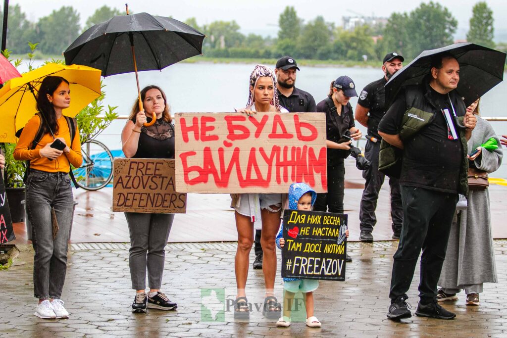 Протест із плакатами на підтримку Азовсталі.