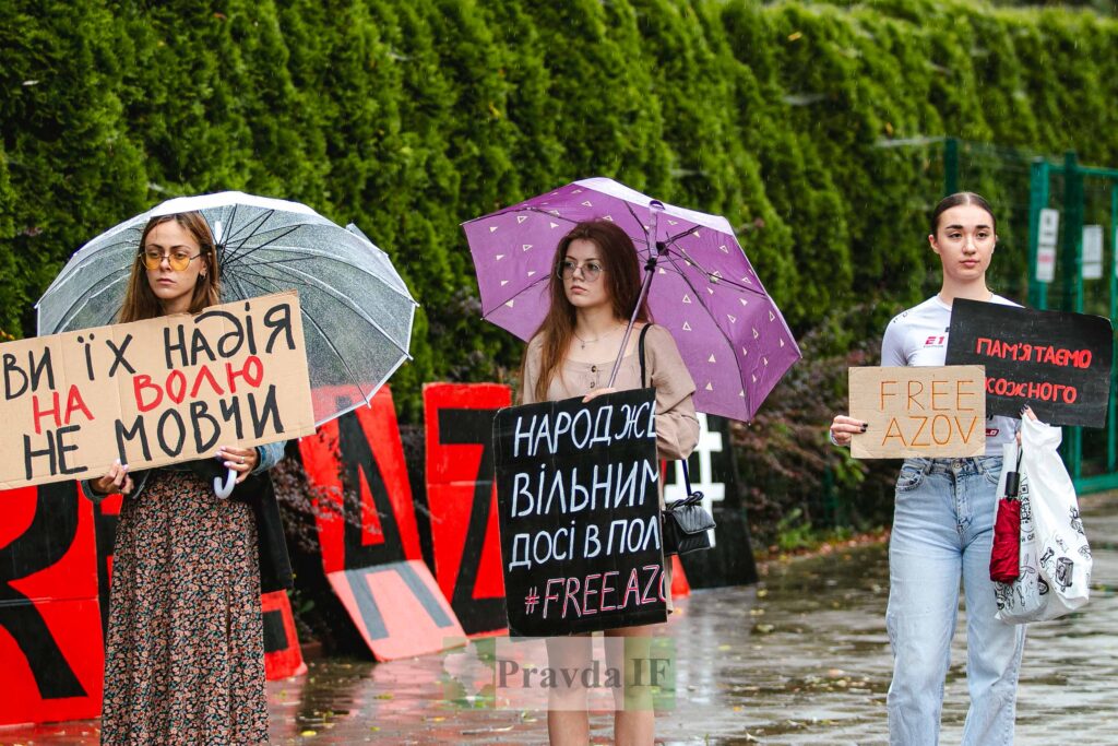 Протест з плакатами під дощем
