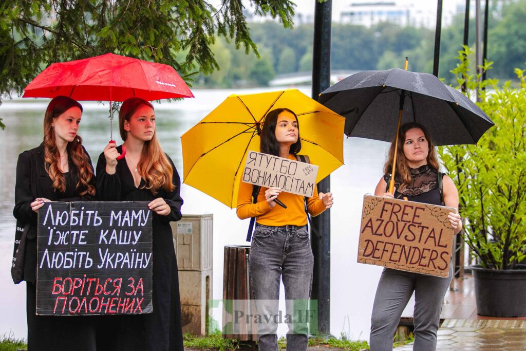 Люди з плакатами на підтримку полонених Азовсталі.
