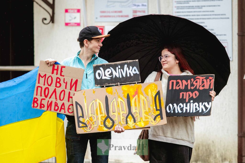 Демонстранти з плакатами на підтримку Оленівки, Україна.