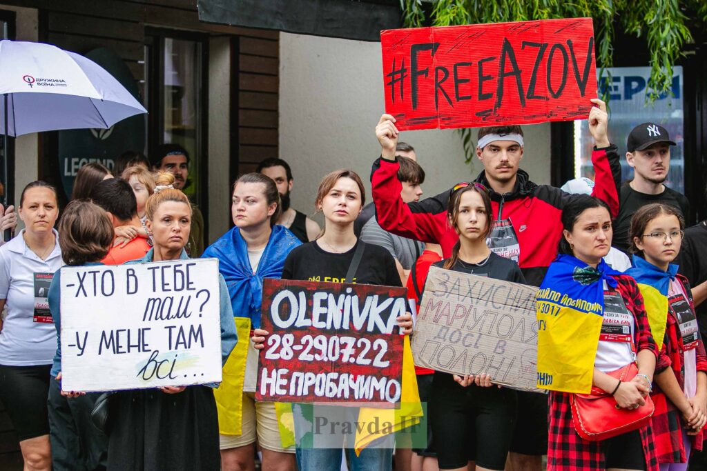 Люди тримають плакати на акції "Free Azov".