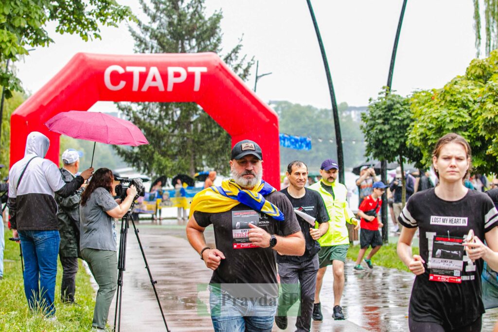 Бігова подія на старті під дощем