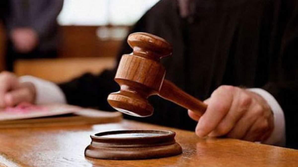 Суддівський молоток на столі в суді