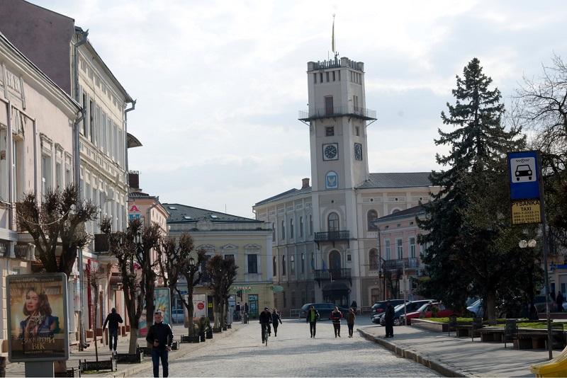 Центральна площа міста з історичною ратушею
