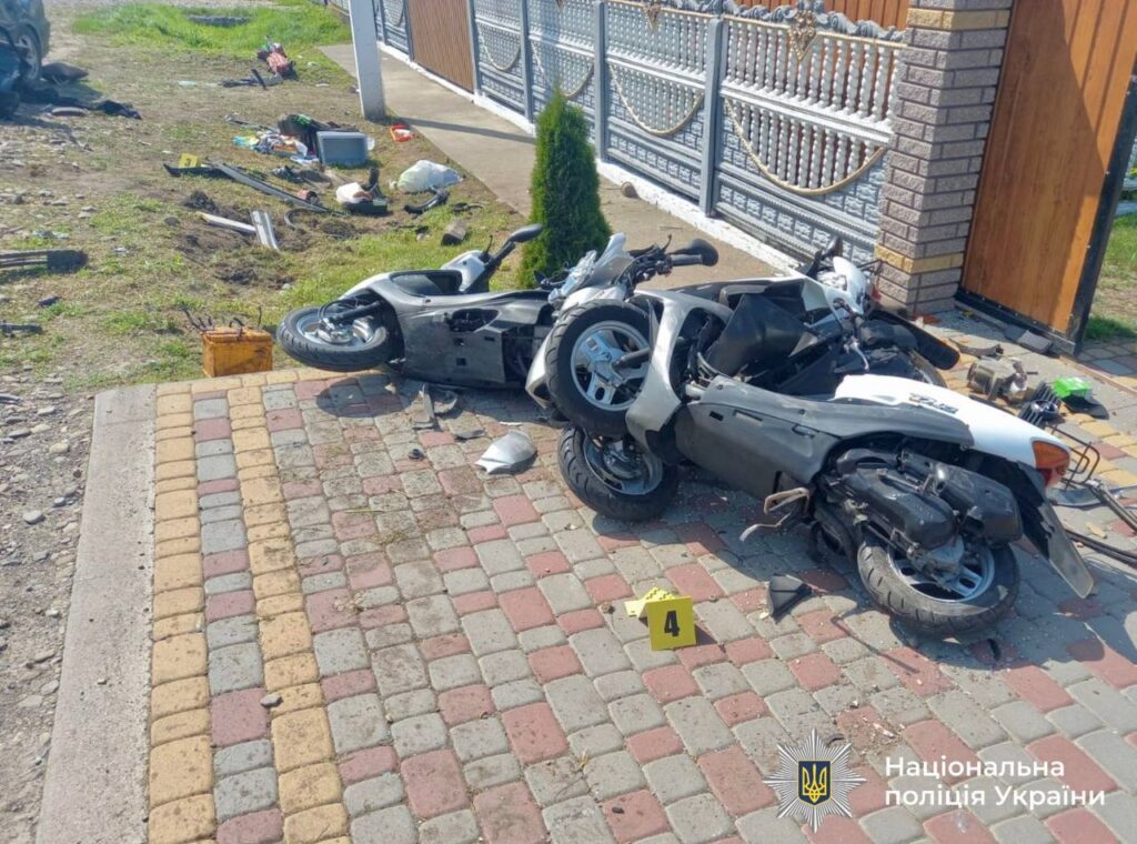 Аварія мотоцикла на тротуарі біля дому.