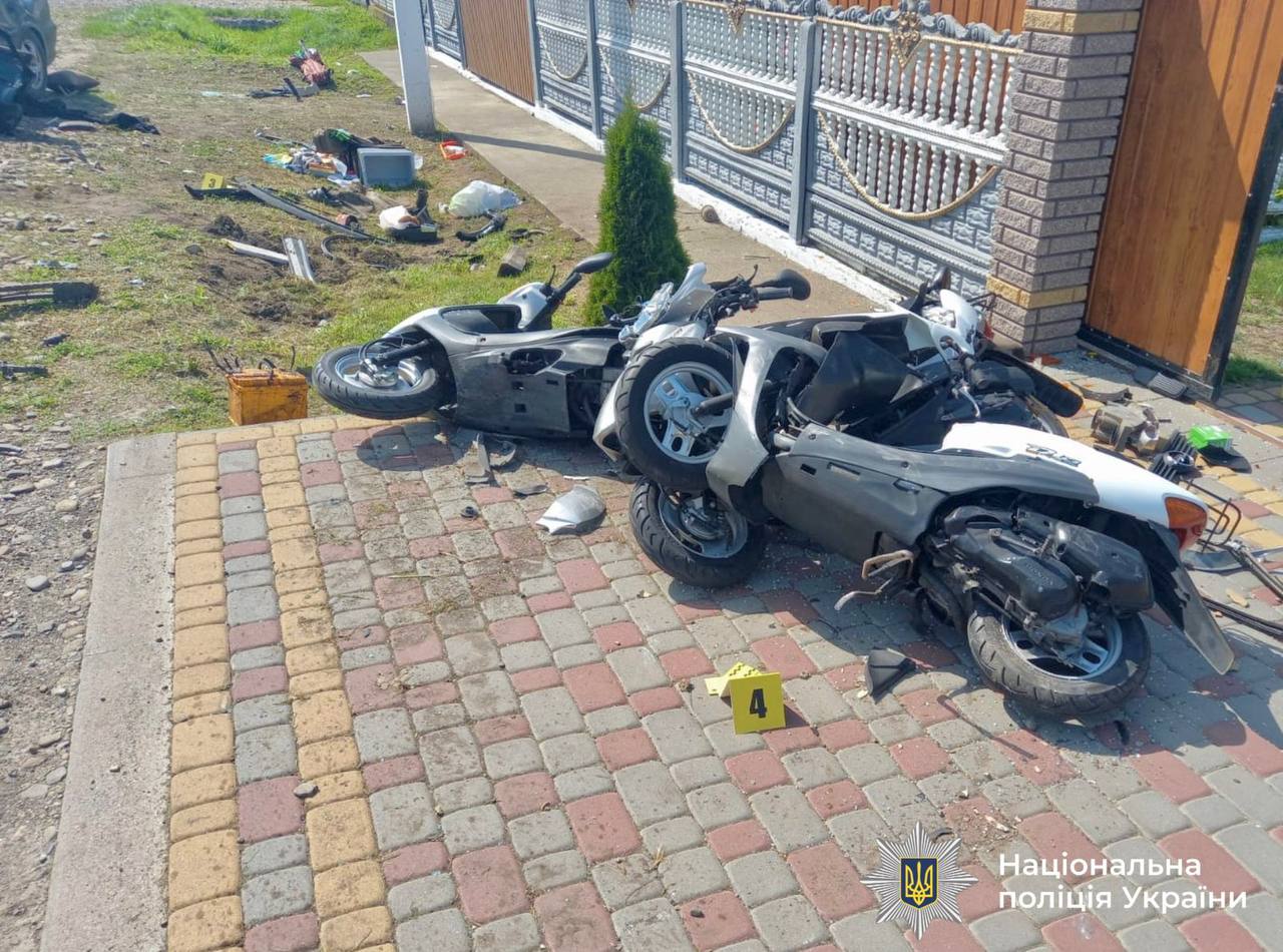 Аварія мотоцикла на тротуарі біля дому.