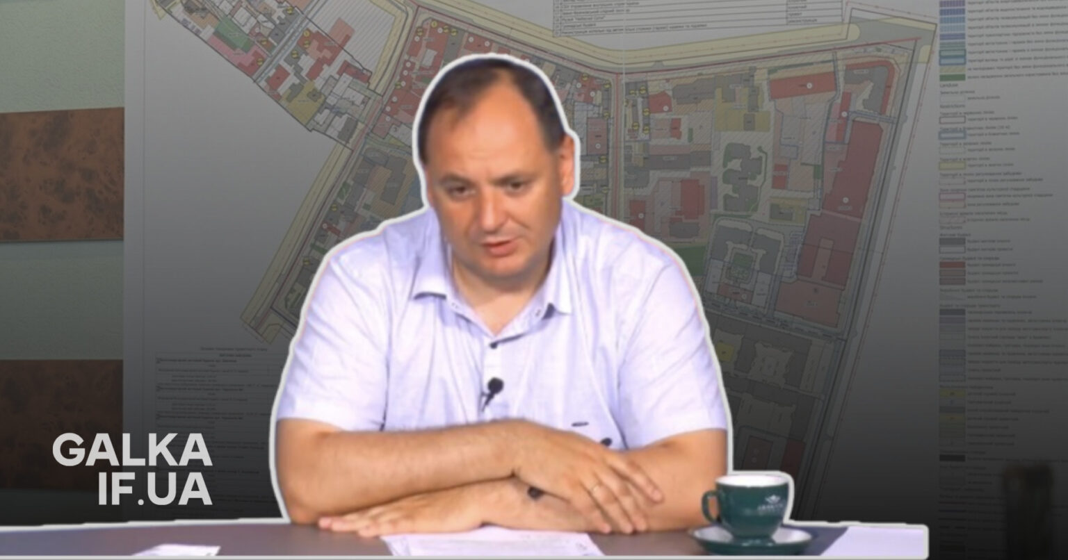 Чоловік обговорює карту на столі, чашка кави.