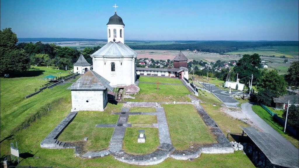 Вид на стародавню церкву та навколишню природу