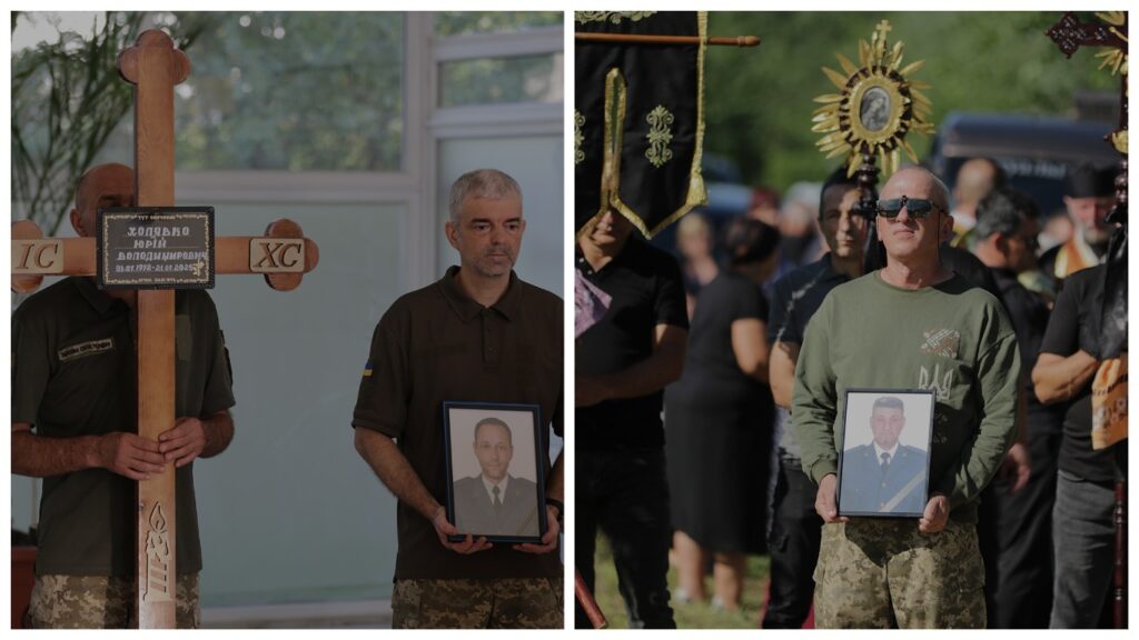 Військові тримають фотографії загиблих героїв на церемонії.