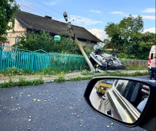Аварія автомобіля біля будинку з парканом