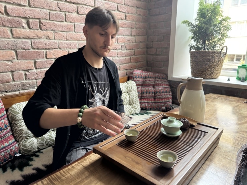 Чайна церемонія в затишному кафе