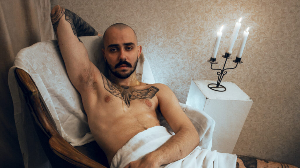 Популярний український репер OTOY заручився