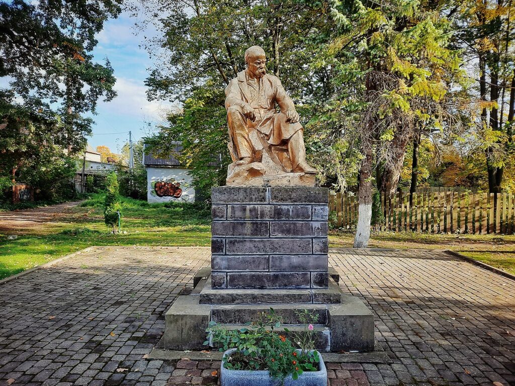 У Делятині відремонтують територію біля пам’ятника Тарасові Шевченкові