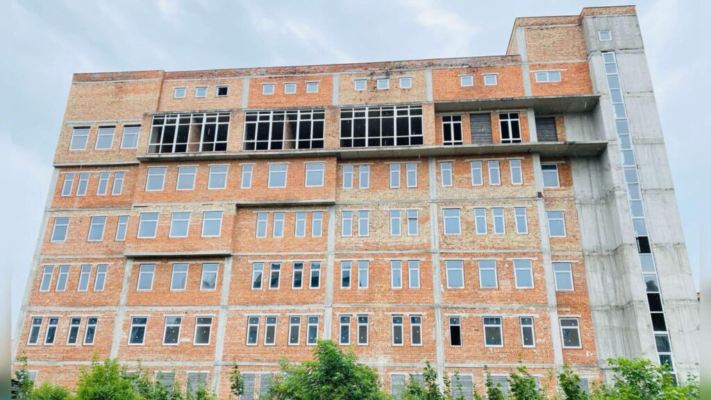 Цегляна будівля з багатьма вікнами