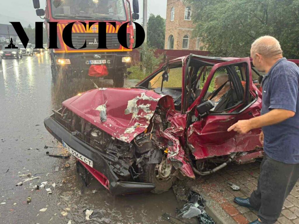 В Делятині сталася аварія: зіткнулись два авто. ФОТО