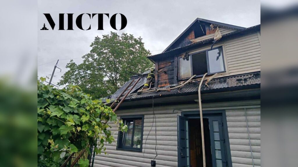 На Косівщині блискавка влучила в будинок. ФОТО