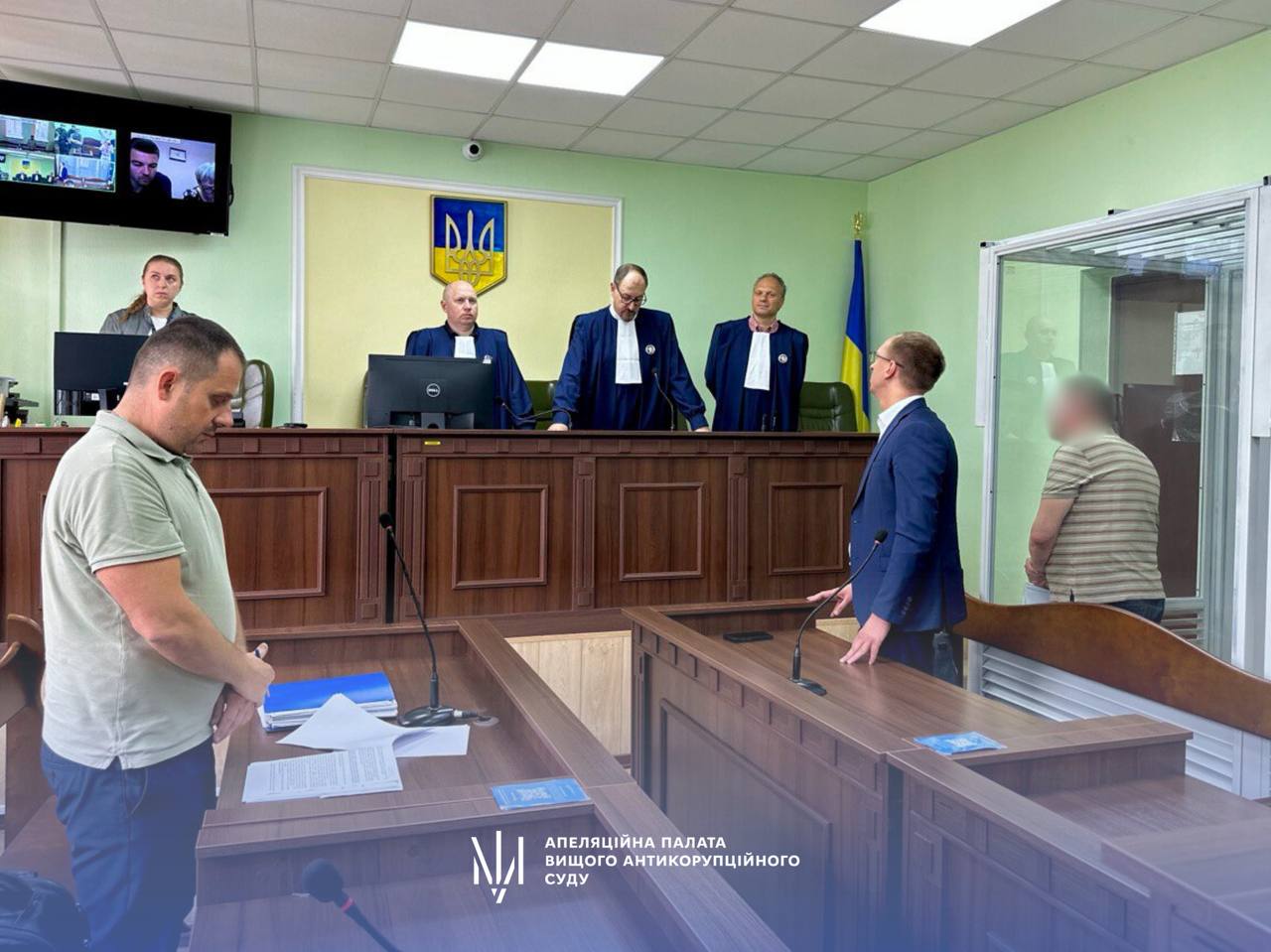 Засідання суду у залі з суддею і адвокатами.