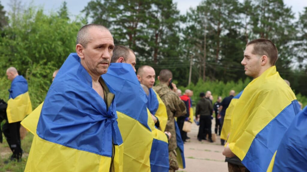 Люди в українських прапорах на вулиці